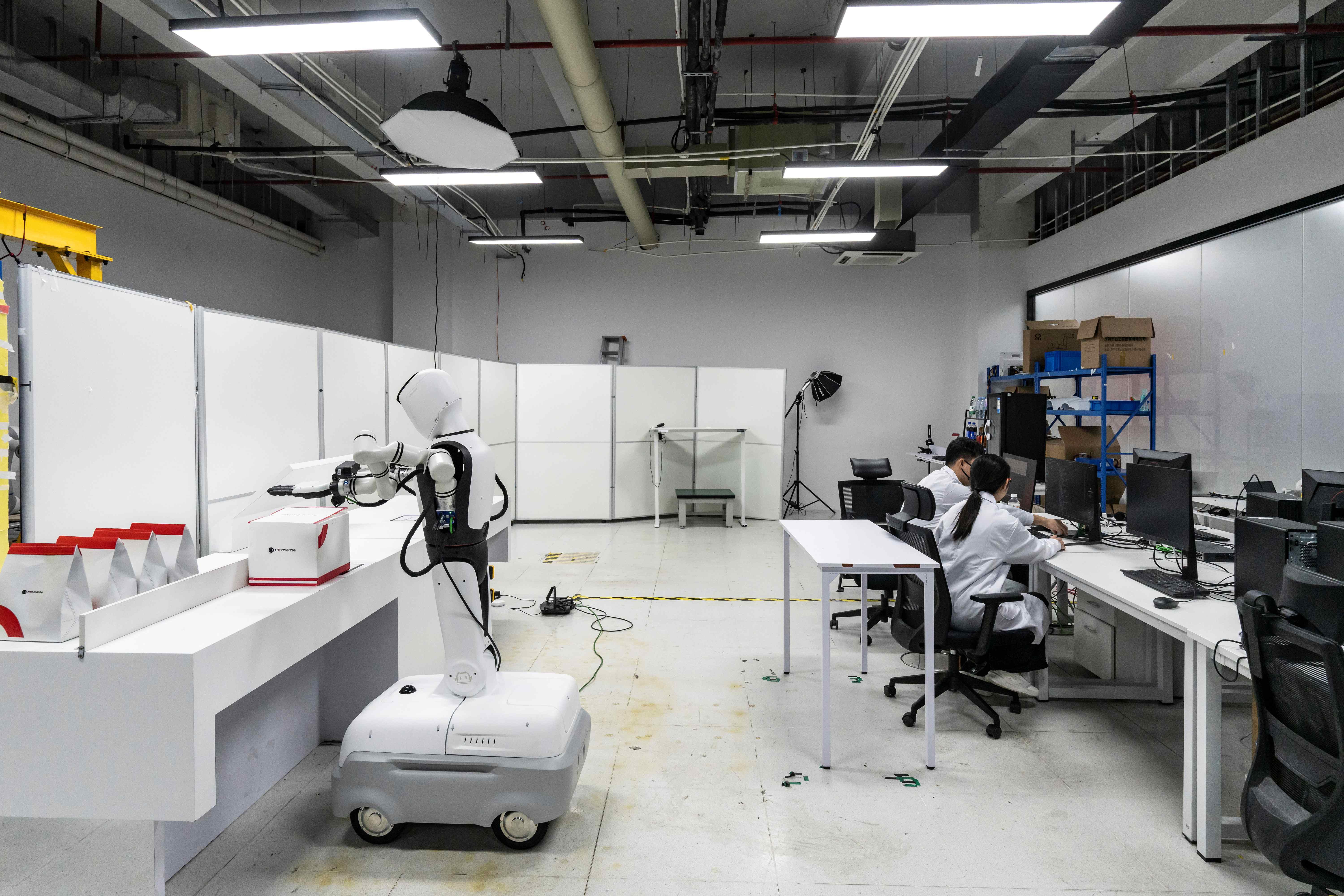 Tribunais na China barram demissões por IA e pressionam empresas a manter empregos