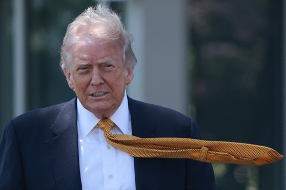 Trump chama repórter de ‘falso’ e diz que cobertura da guerra no Irã é ‘traidora’
