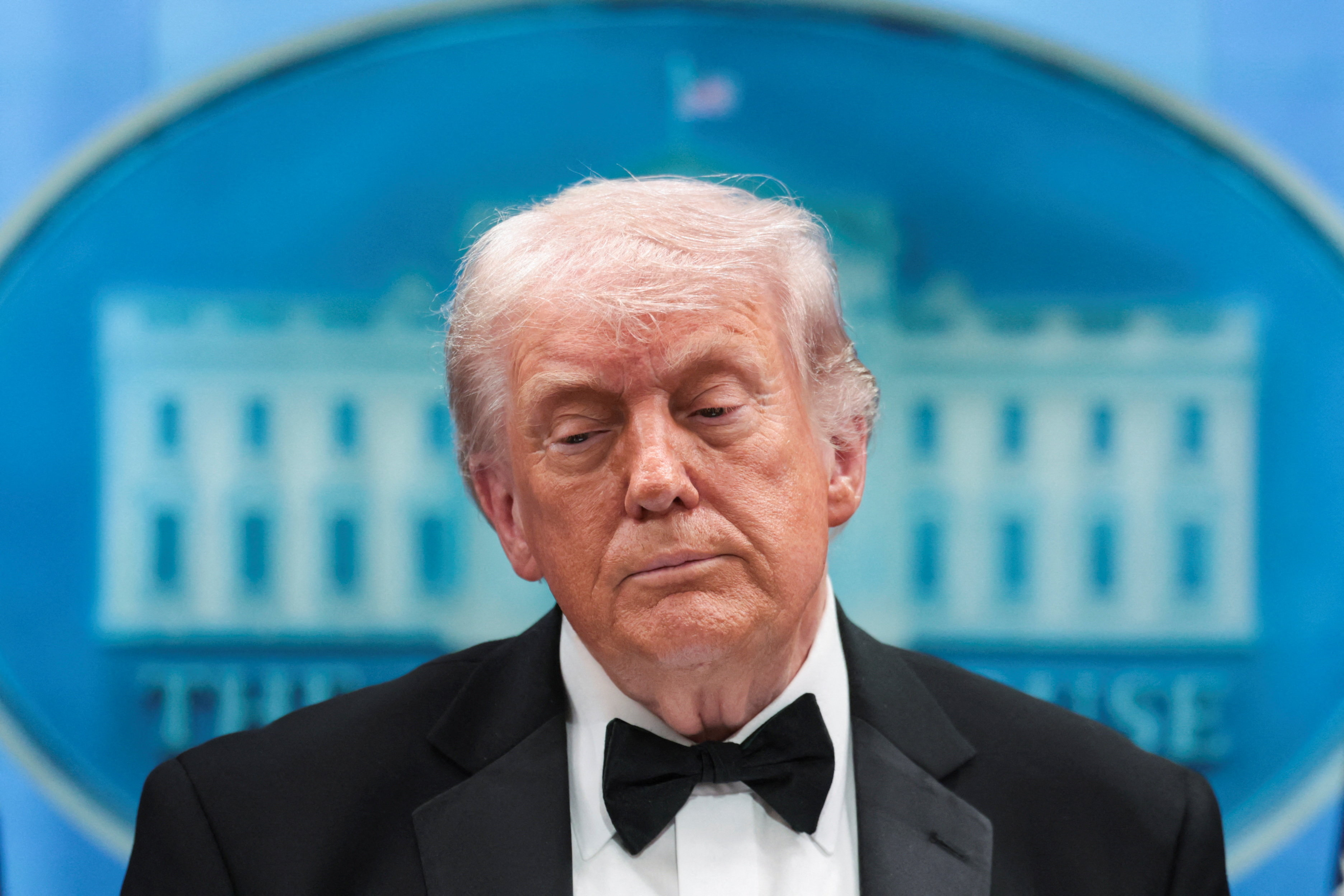 Trump diz que cessar-fogo com Irã respira por aparelhos após rejeitar resposta do Irã