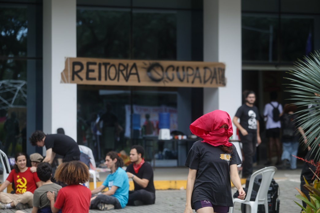 USP não descarta ir à Justiça para retomar prédio invadido, mas crê em desmobilização