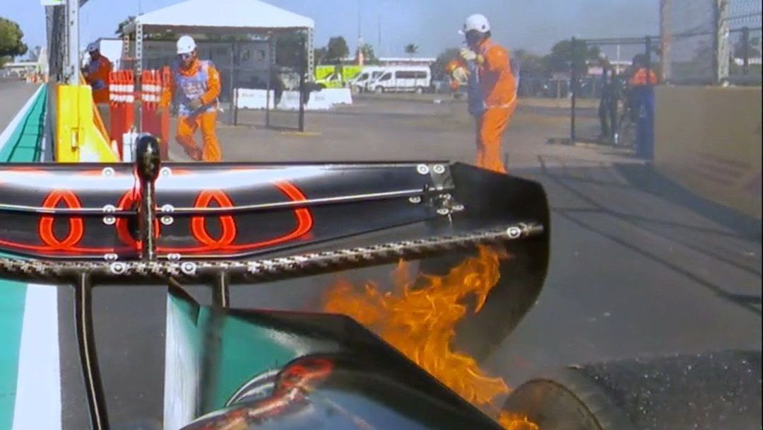 Veja momento em que carro de Gabriel Bortoleto pega fogo em Miami