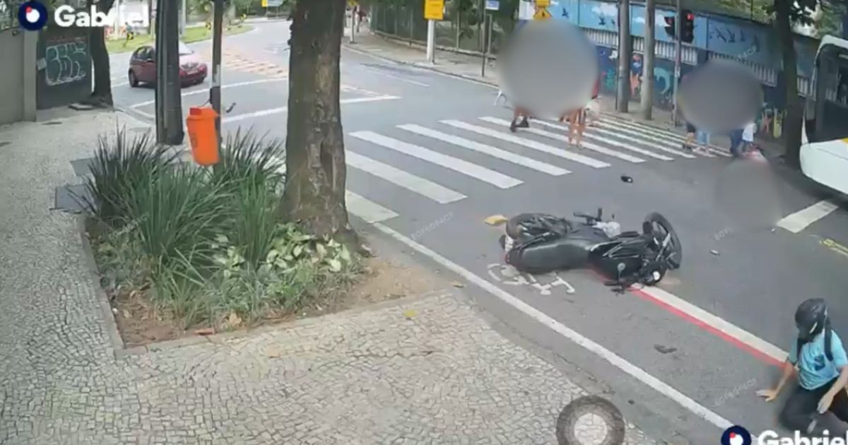 Vídeo: Motociclista atropela criança na faixa de pedestres no Rio