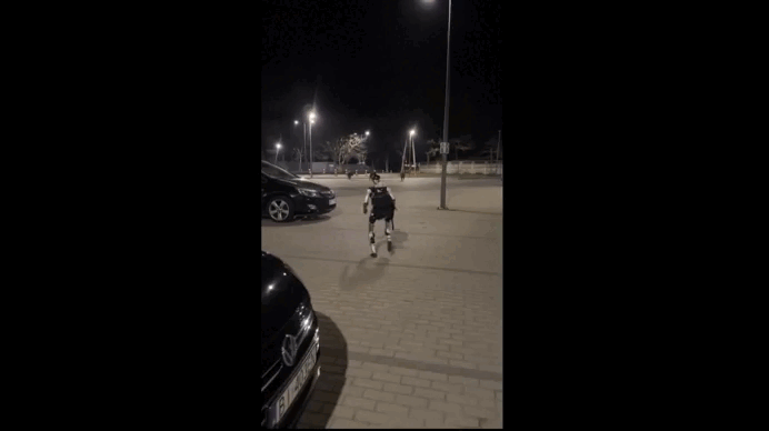 VÍDEO: robô humanoide persegue javalis selvagens na Polônia