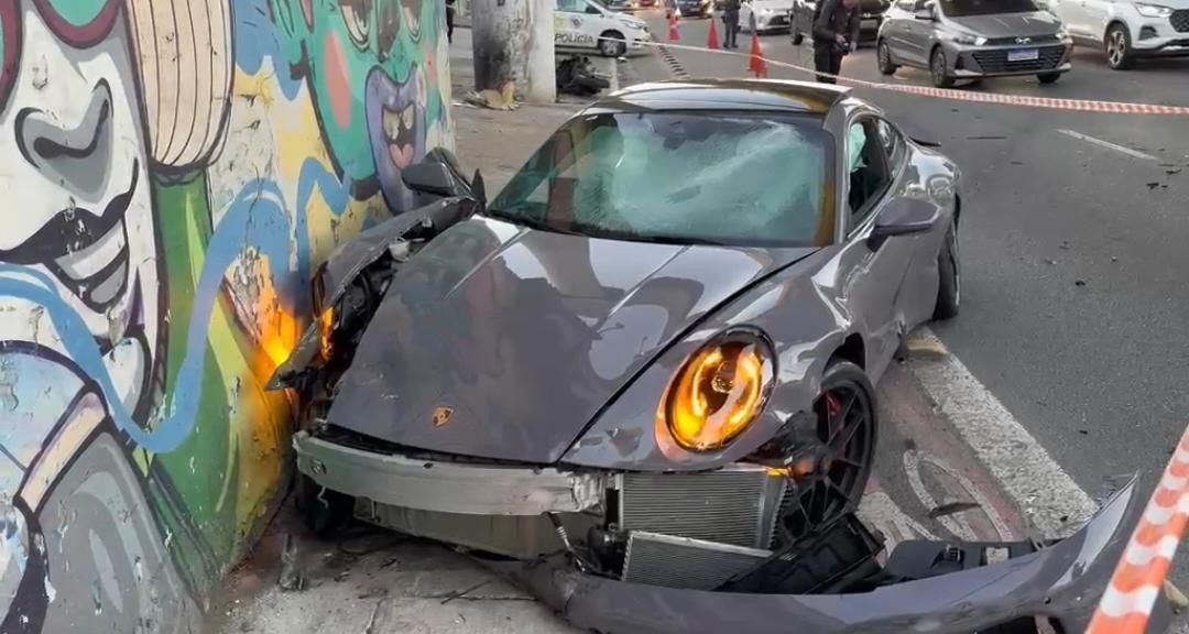 Acidente com Porsche: influenciador Fábio Giga atinge carros e motos em SP