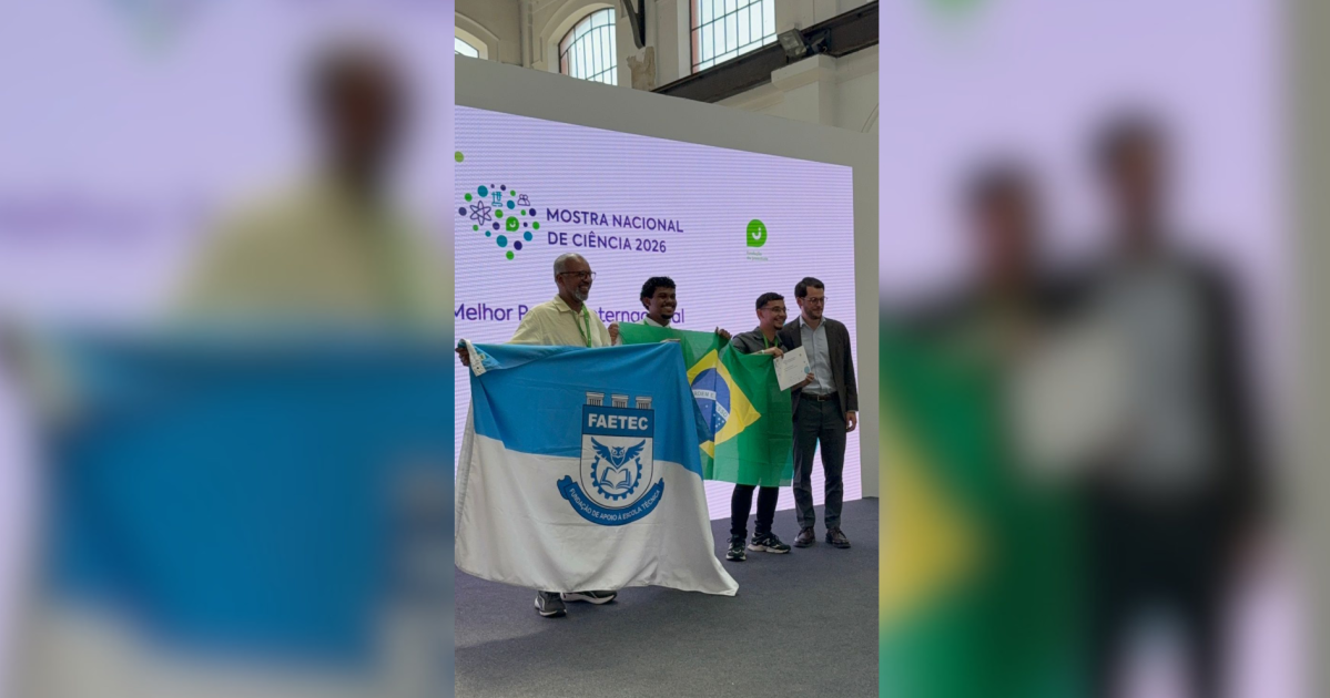 Alunos do RJ ganham prêmio internacional após criarem maca acionada por voz