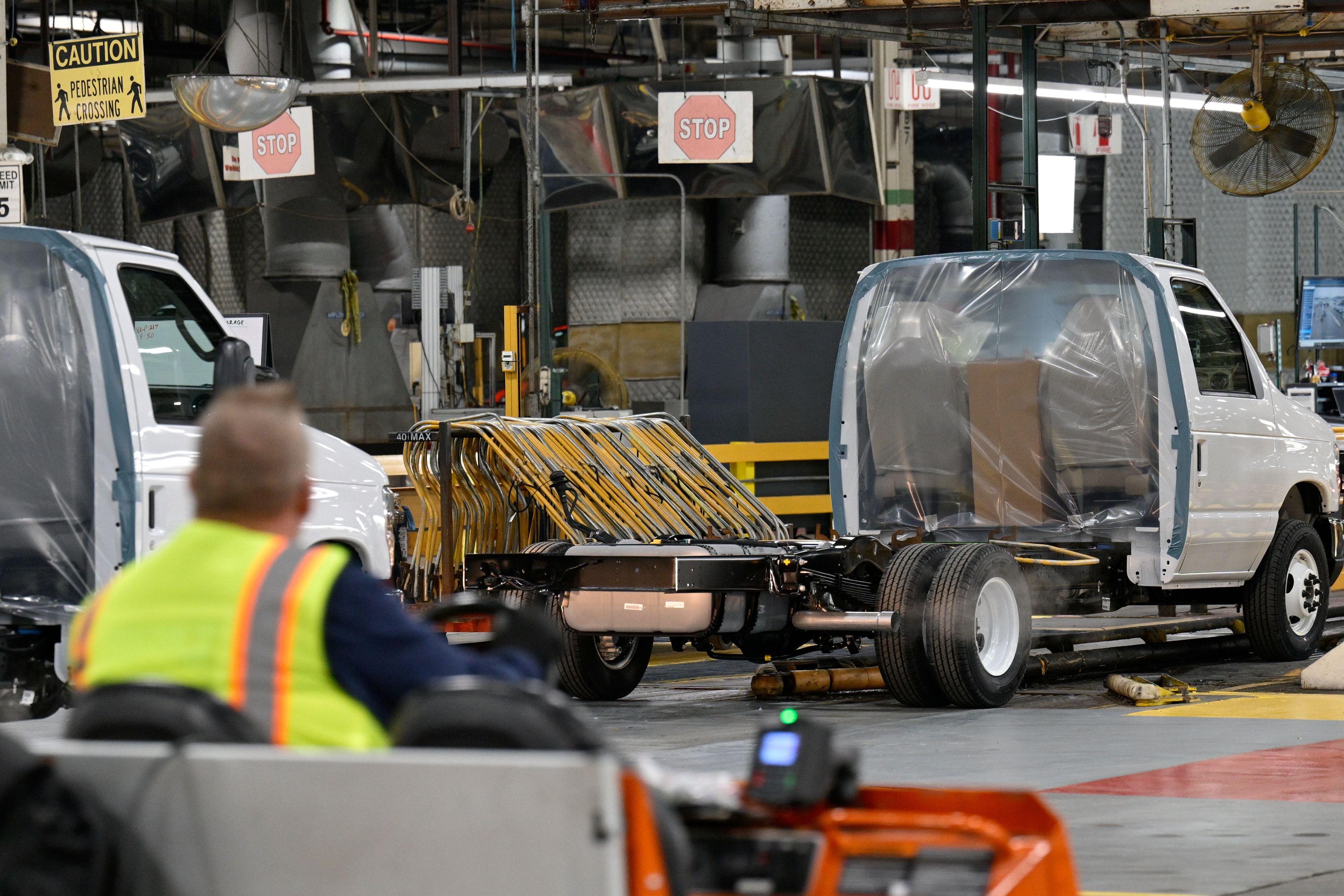 Após falhas da IA, Ford contrata centenas de engenheiros veteranos