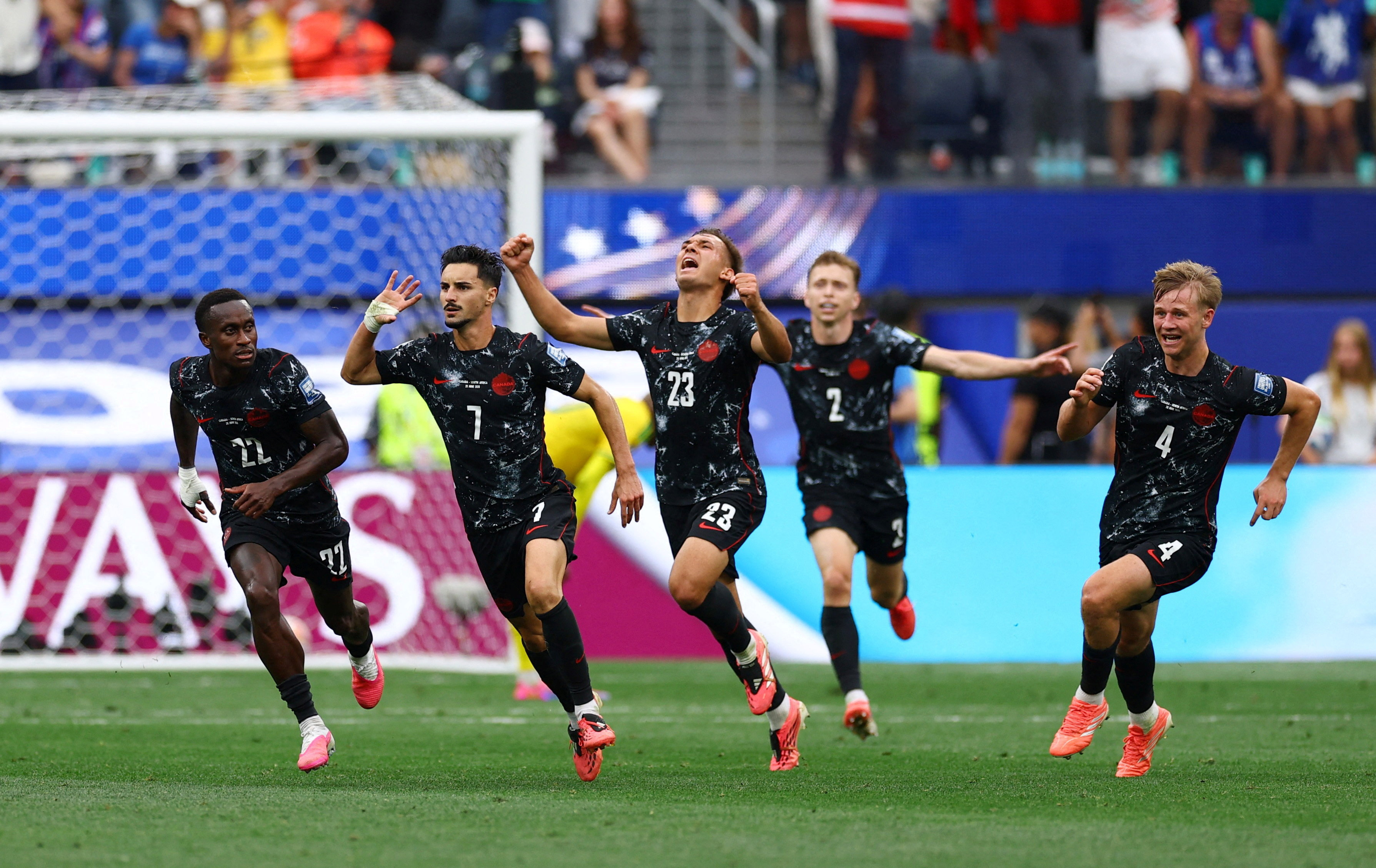 ASSISTA AO GOL: Canadá faz nos acréscimos, vence África do Sul e vai às oitavas