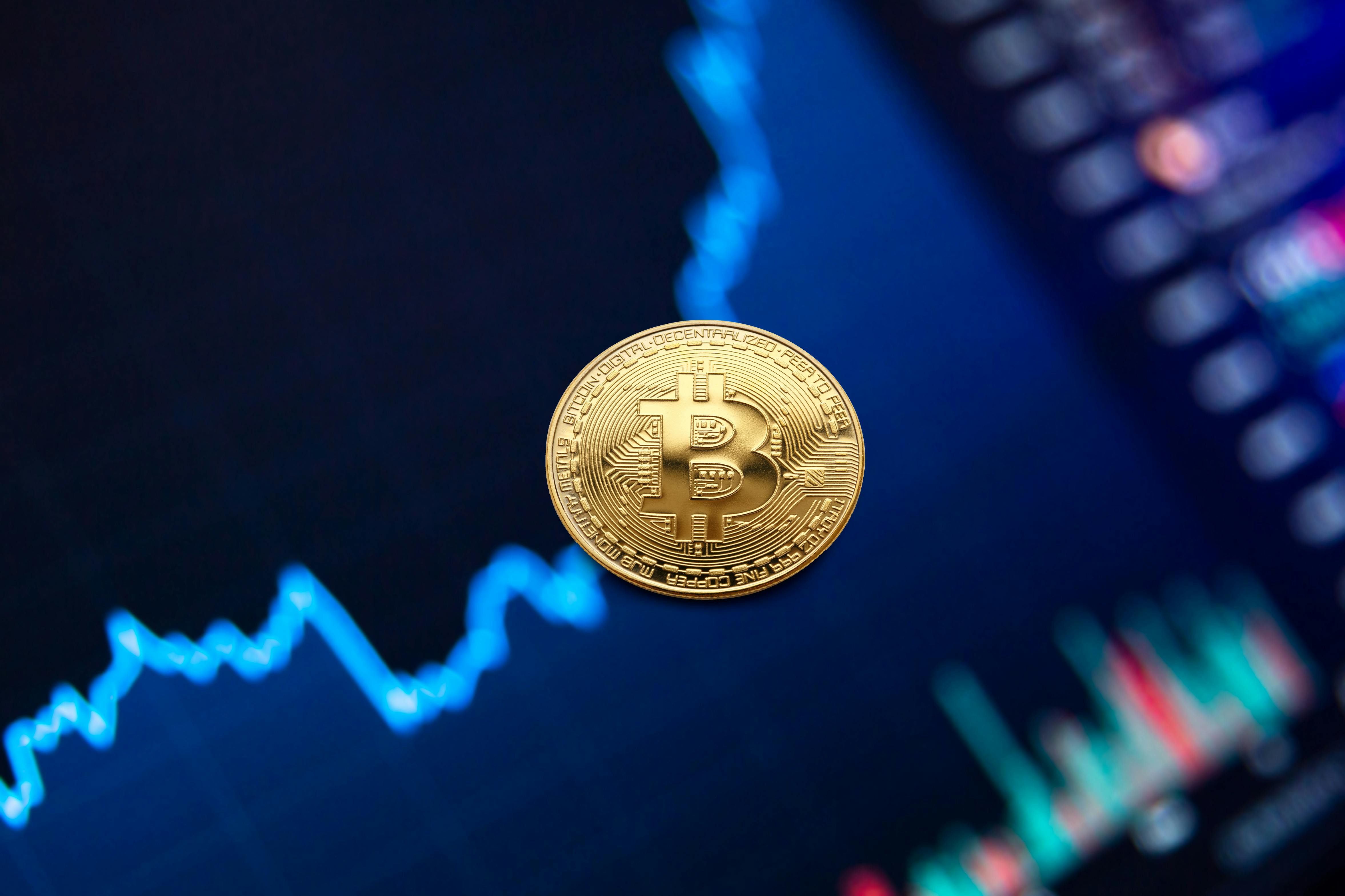 Bitcoin avança 12,7% desde o fundo e se aproxima de US$ 67 mil com acordo EUA-Irã