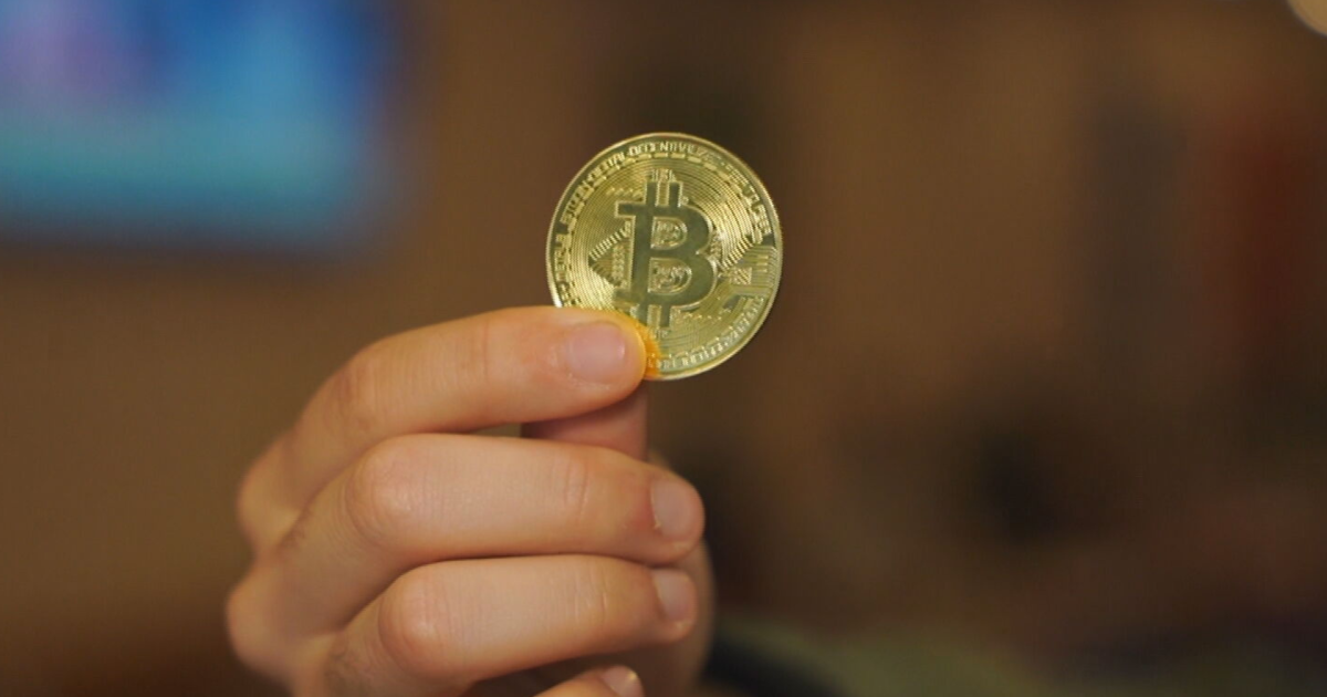 Bitcoin cai 6% com saídas de ETFs e incertezas geopolíticas