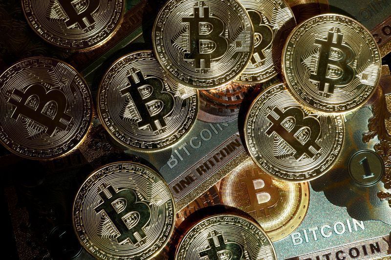 Bitcoin cai a menor valor em quase 2 anos com busca por investimentos em IA