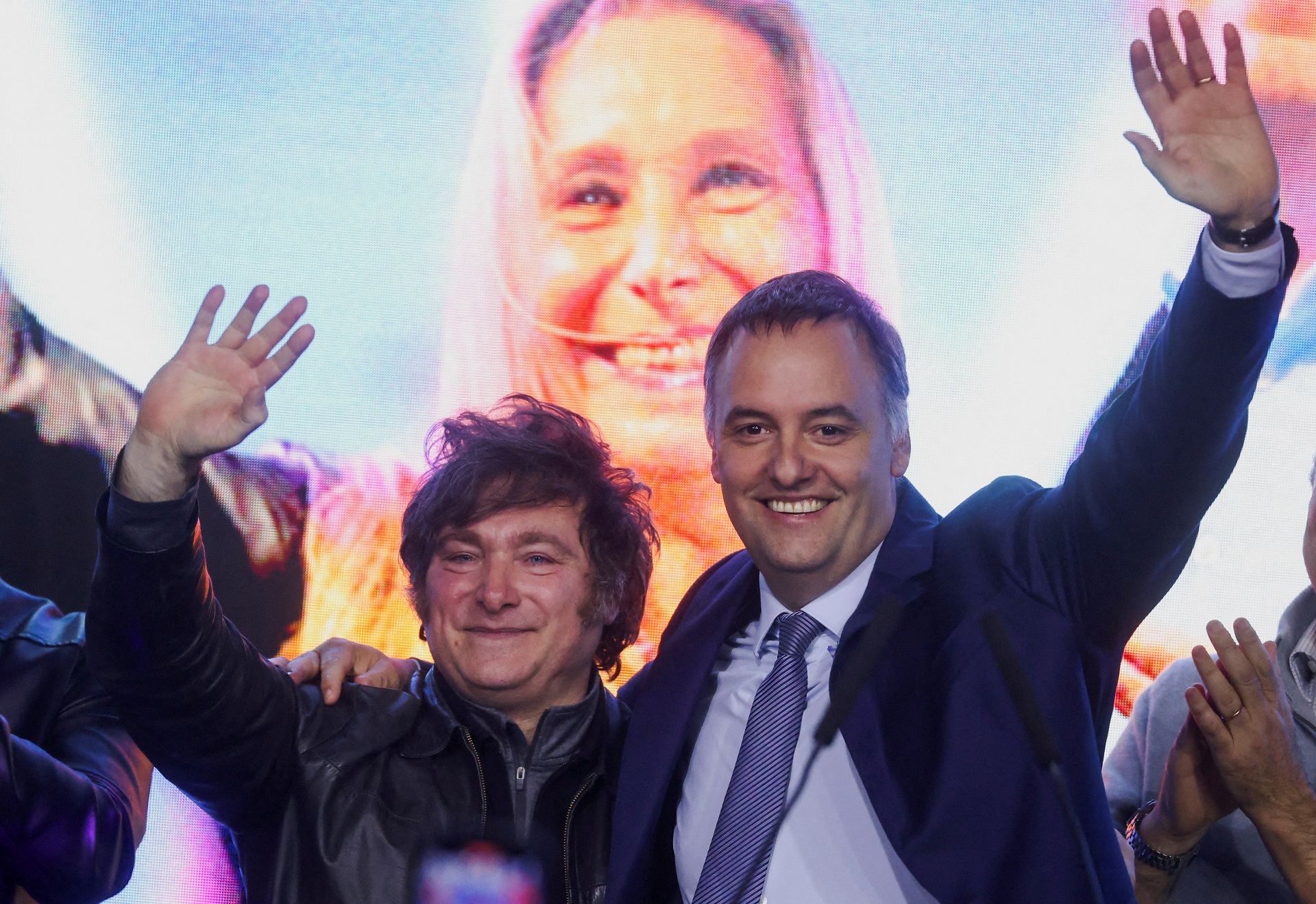 Chefe de Gabinete de Milei deixa cargo em meio a escândalo de enriquecimento ilícito