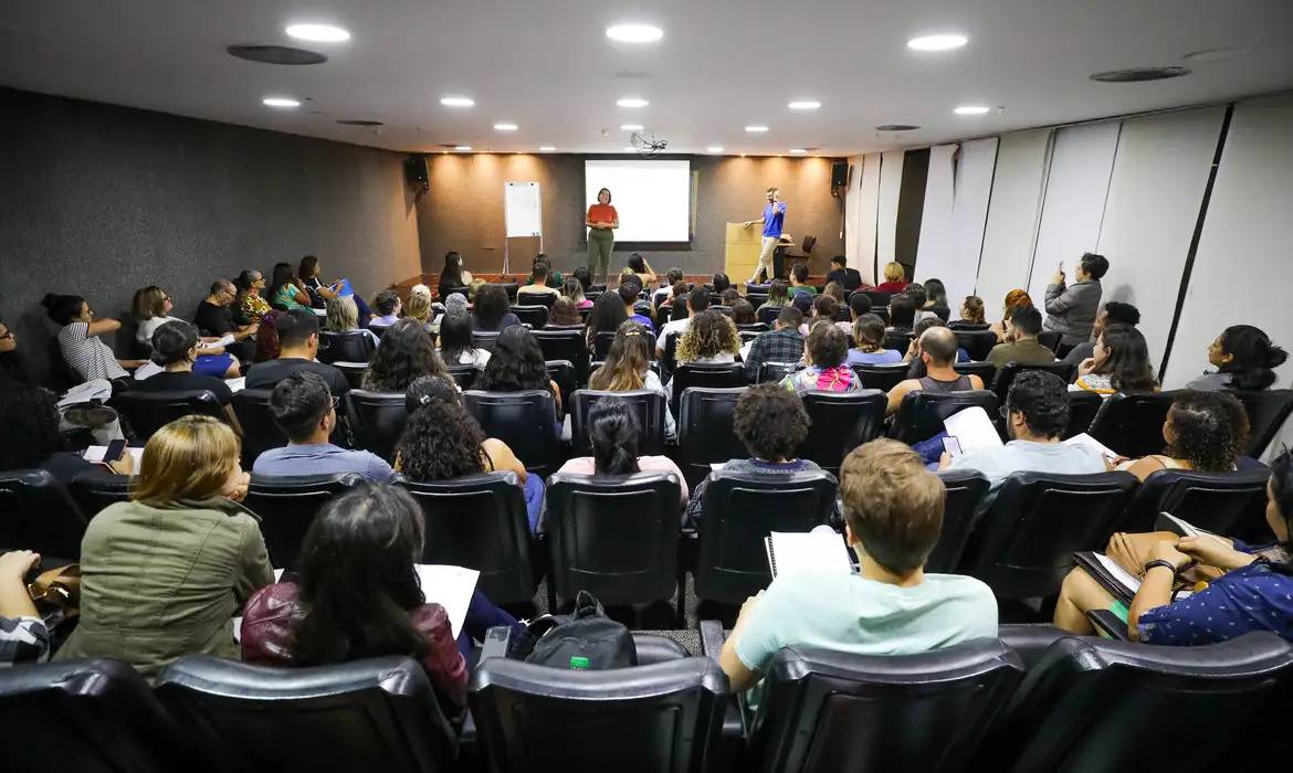 Concursos públicos oferecem mais de 20 mil vagas e salários de até R$ 39 mil; confira