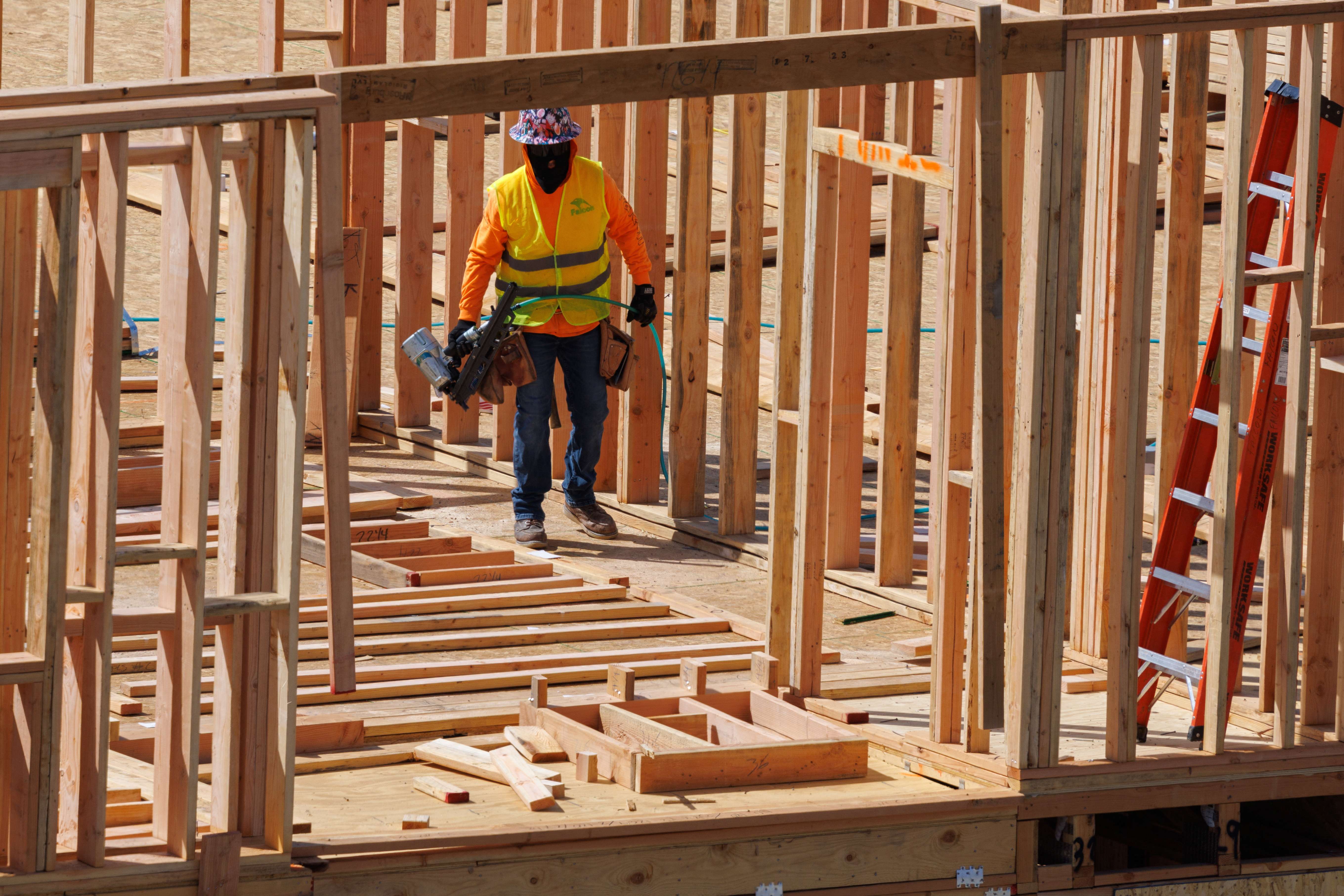 Construtoras: onde o mercado enxerga oportunidades com ações em meio a juros altos?