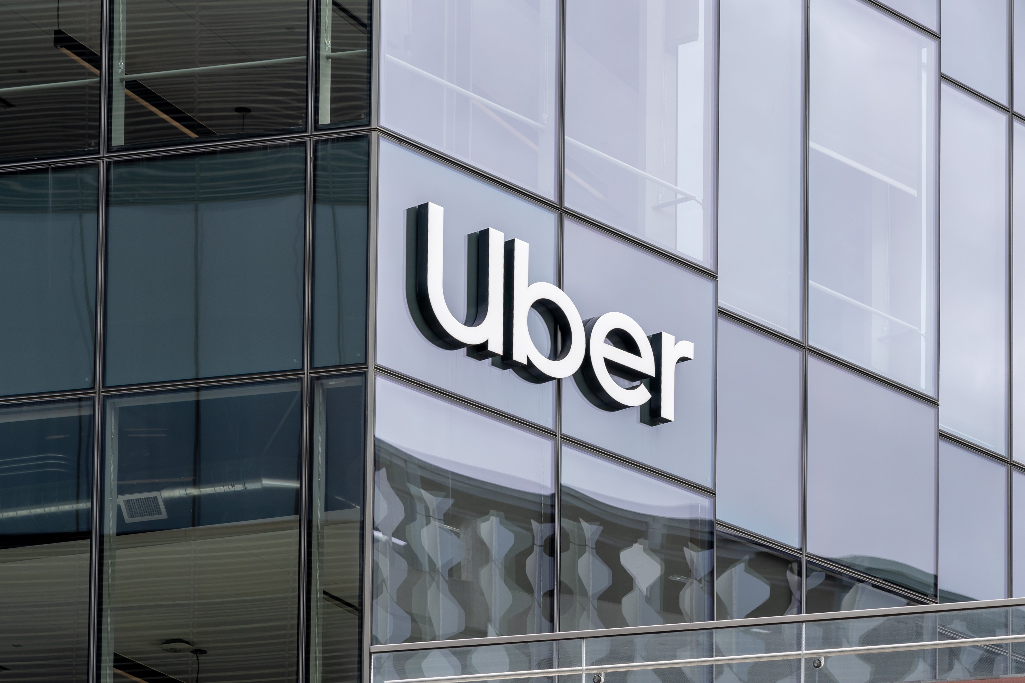 Depois dos excessos, Uber corta gastos com IA — e corta pessoas também