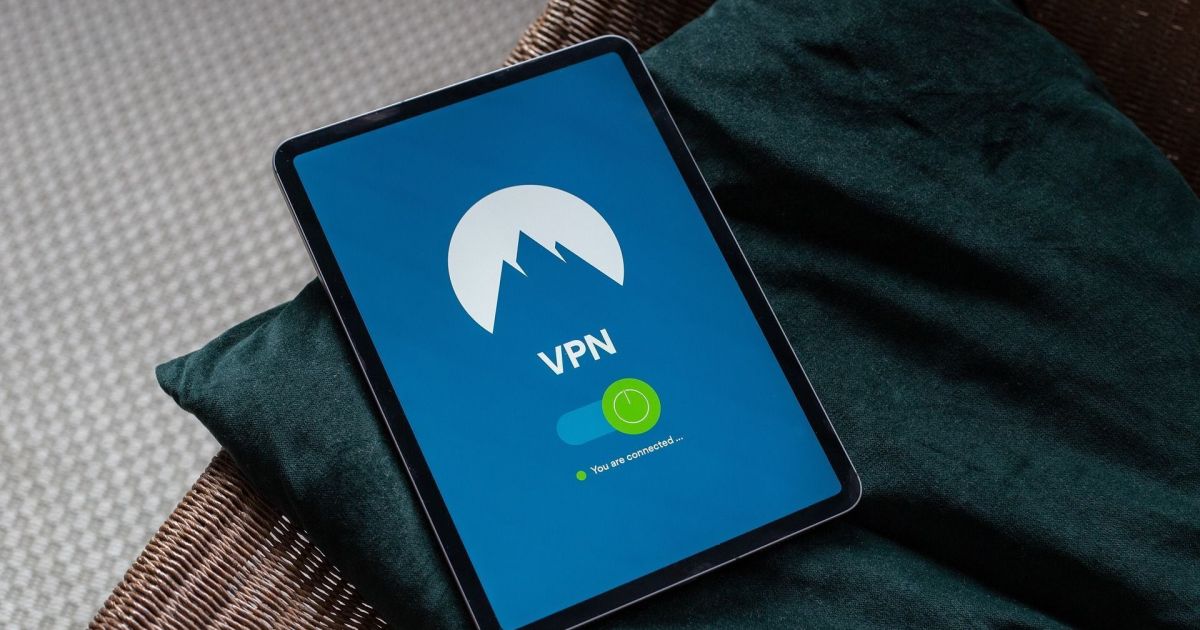Dois celulares e app: como russos driblam a “cortina digital” de Putin