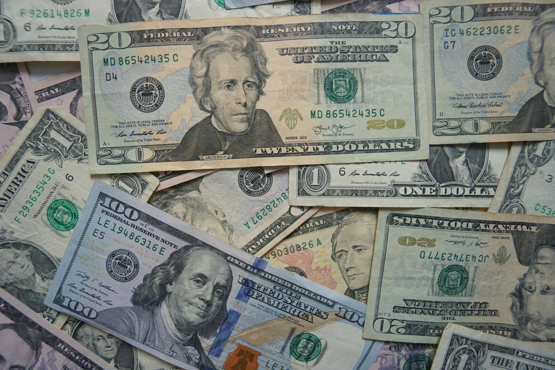 Dólar hoje tem leve alta antes das decisões de juros do Copom e Fed