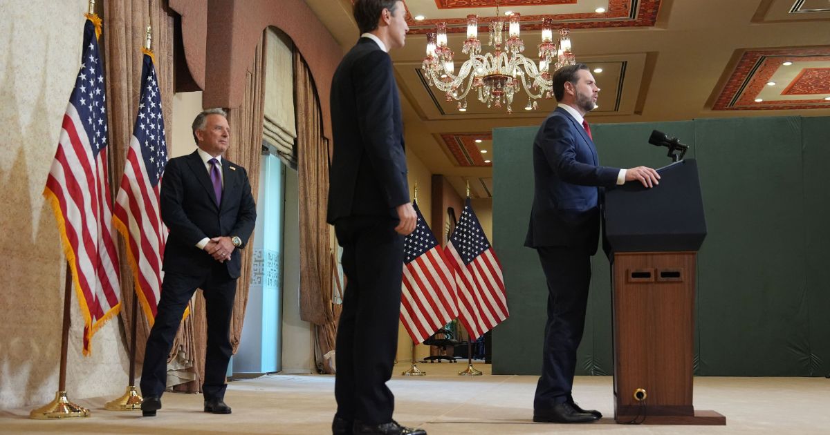 Enviados de Trump debatem programa nuclear iraniano