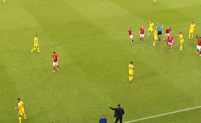 Eriksen, da Dinamarca, desaba inanimado em campo durante amistoso