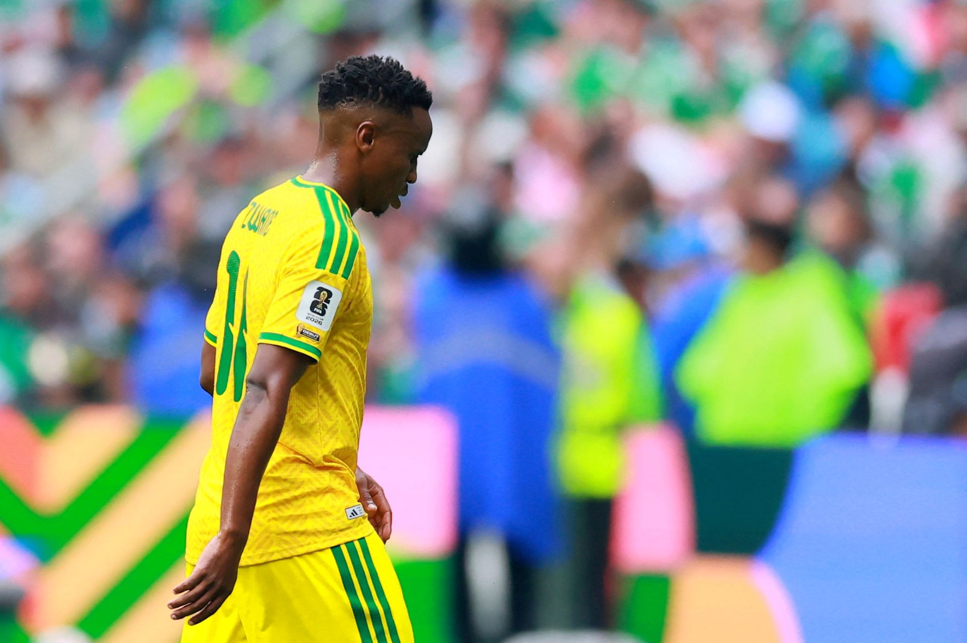 FIFA suspende meia da África do Sul por três jogos após expulsão contra o México