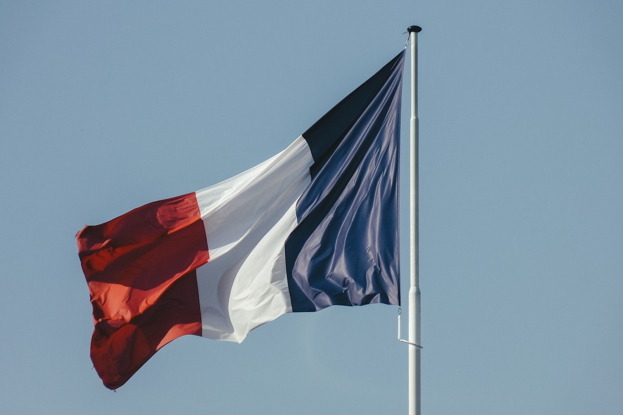 França atrai 93 bi de euros em investimentos, metade para data centers do SoftBank