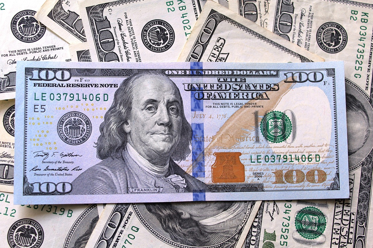 Gestoras abandonam “kit Brasil” e correm para o dólar antes do Copom, mostra XP