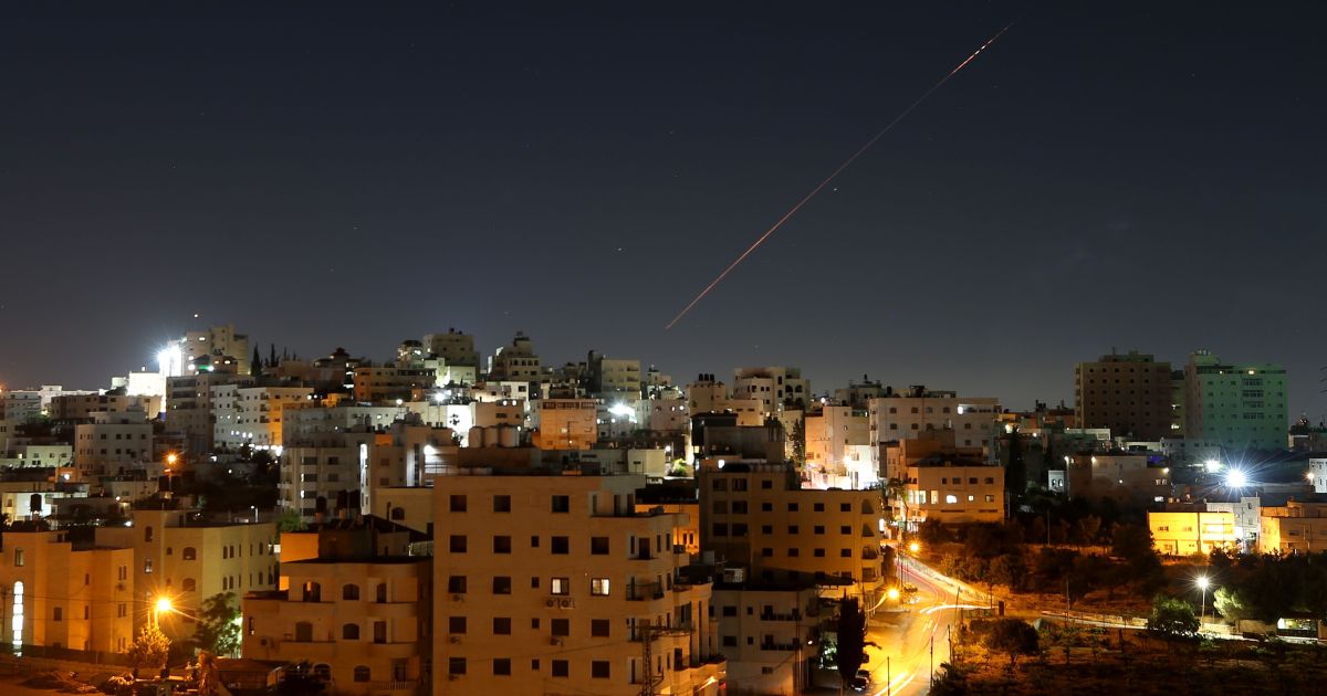 Irã afirma ter atingido base aérea no norte de Israel