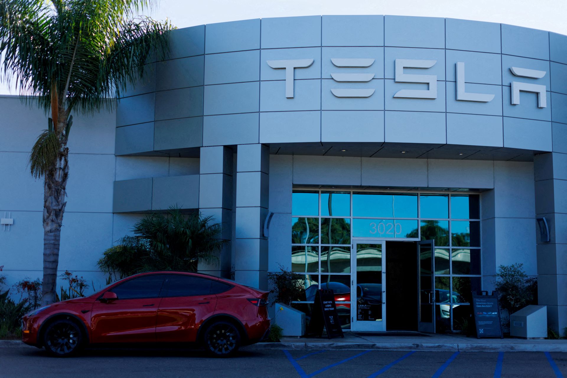 JP Morgan eleva recomendação da Tesla para “neutro”; robótica pode puxar crescimento