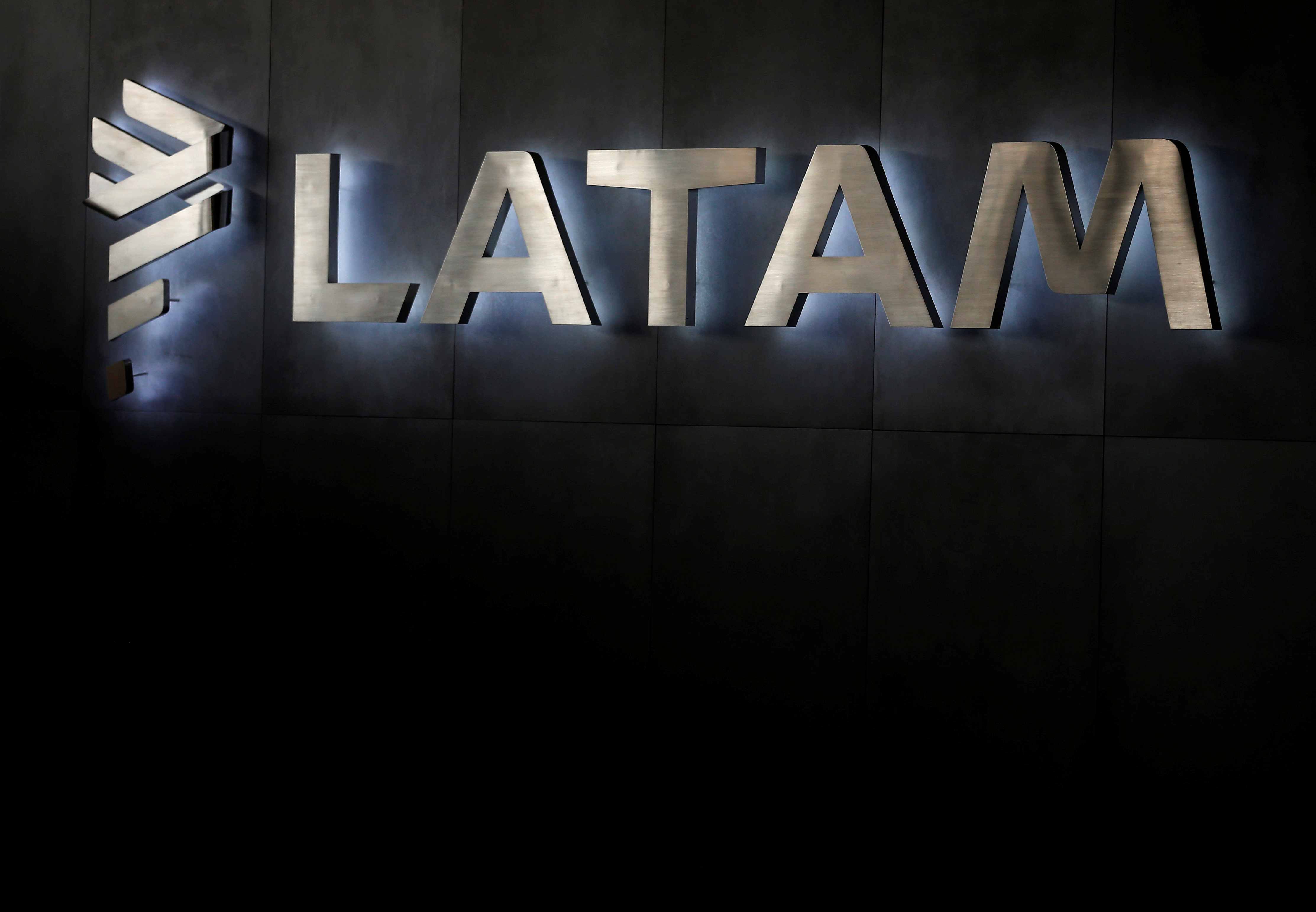 Latam oferece bônus de R$ 160 mil em disputa por pilotos para jatos da Embraer