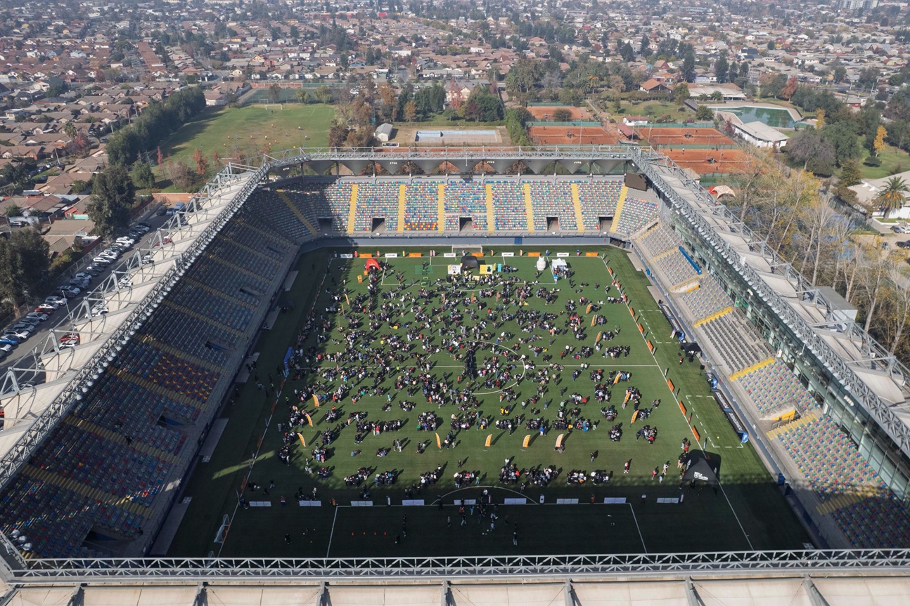 Mais de 8 mil chilenos lotam estádio para trocar figurinhas da Copa de 2026