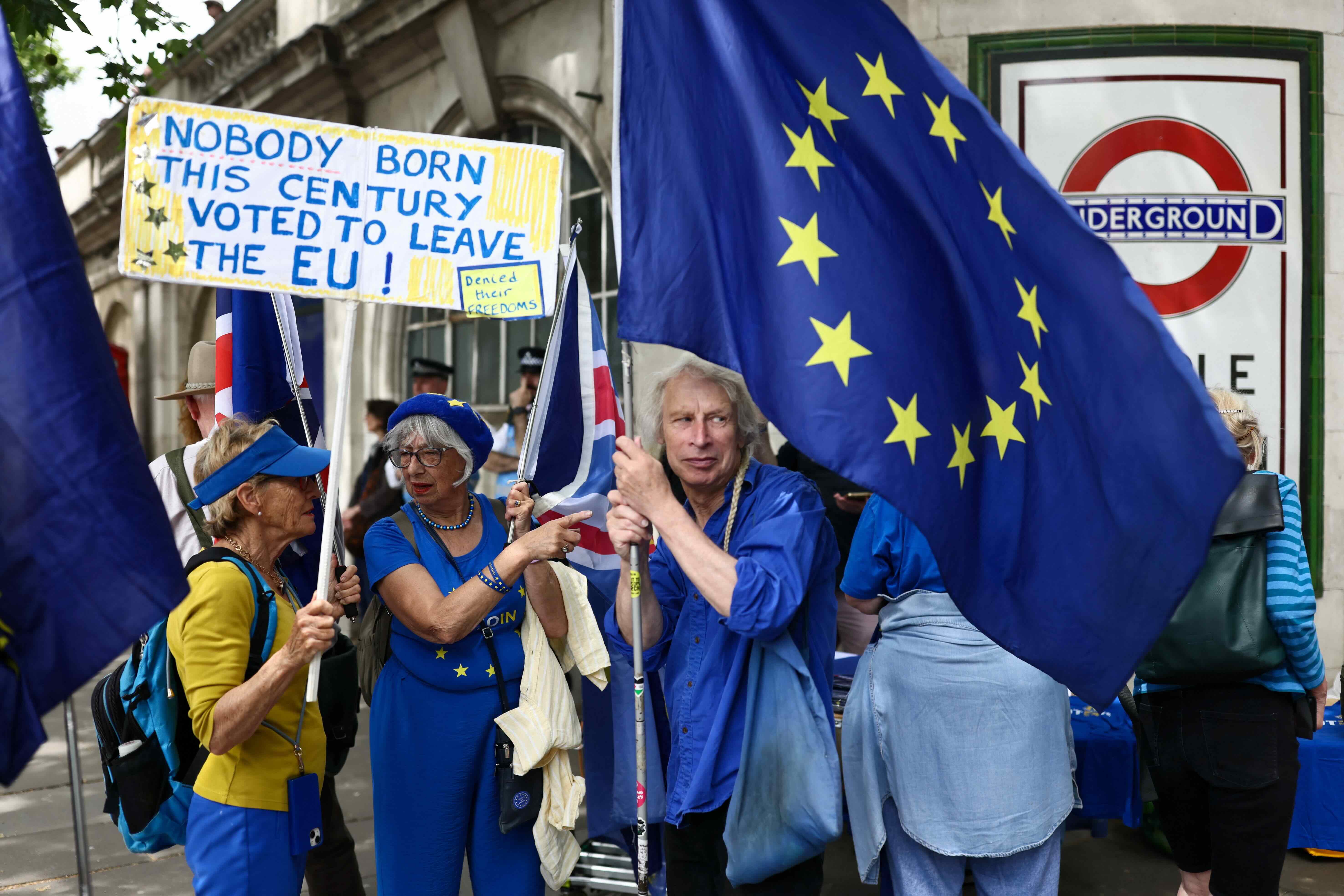 Manifestantes se reunem em Londres pelos 10 anos do Brexit e defendem retorno à UE