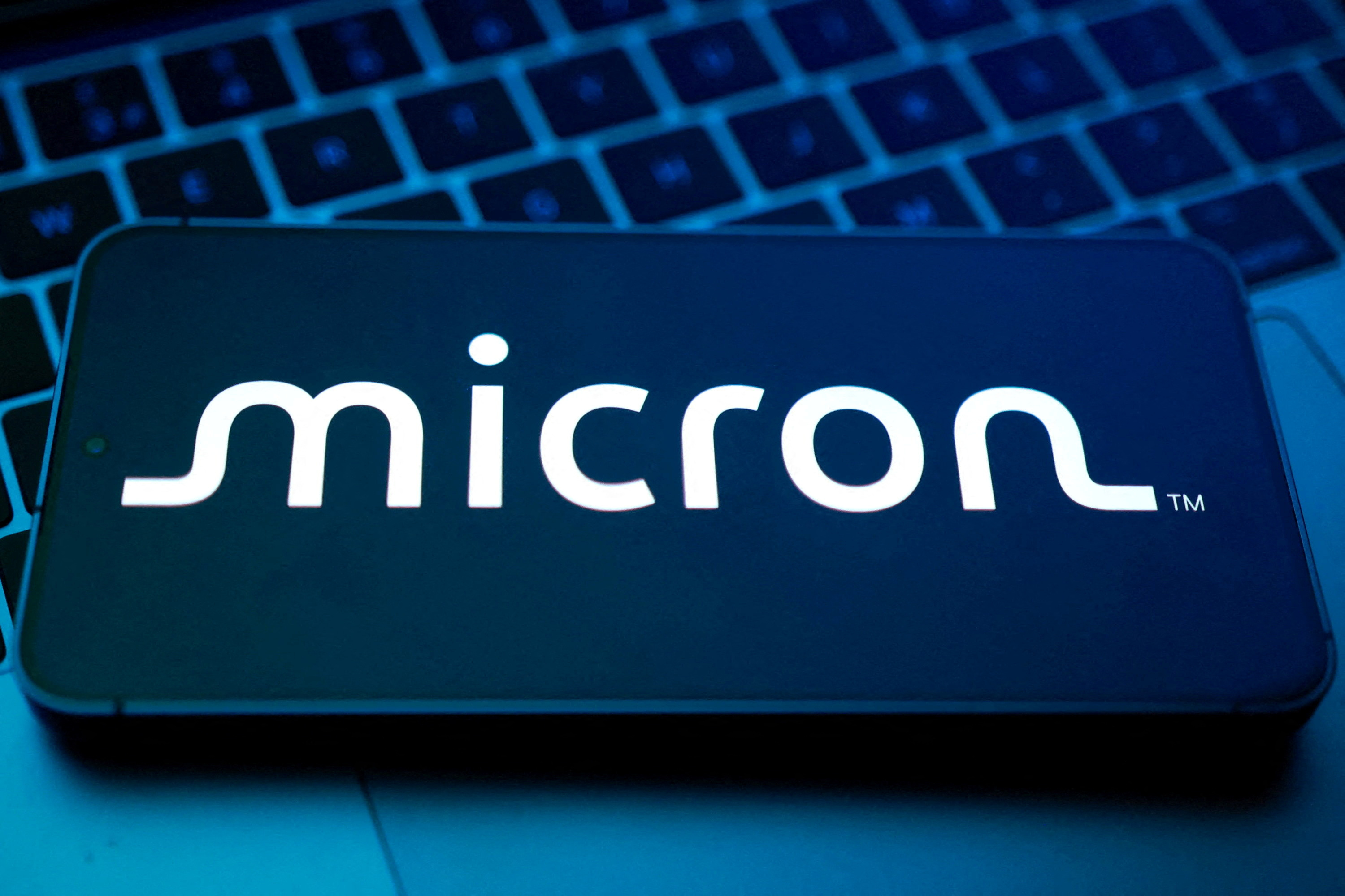 Micron dispara após resultados e contratos bilionários redefinirem setor de memória