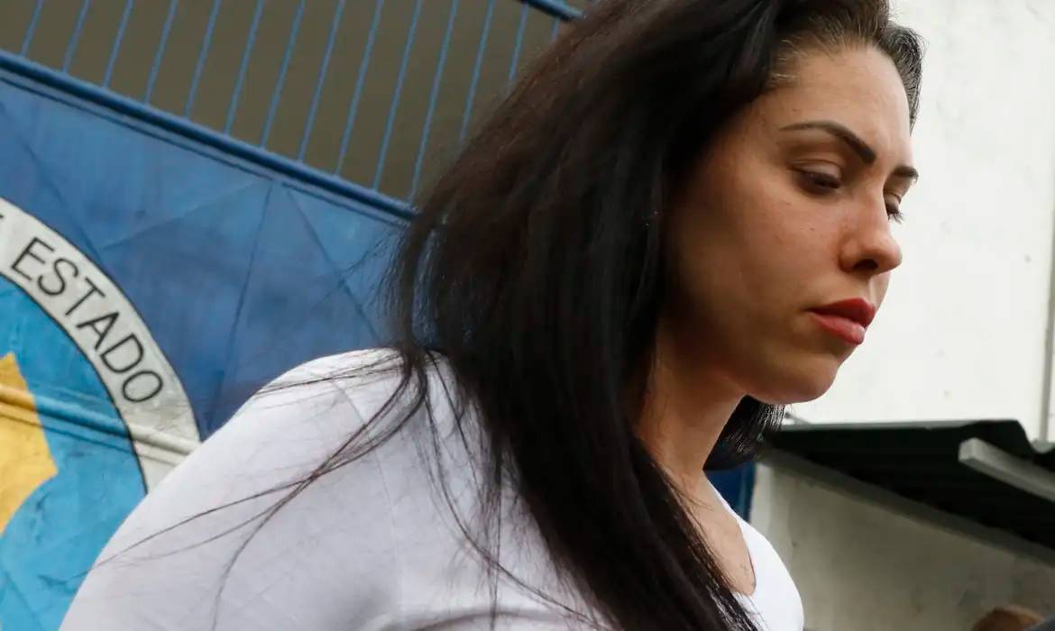 Monique Medeiros, mãe de Henry Borel, é solta após receber perdão judicial