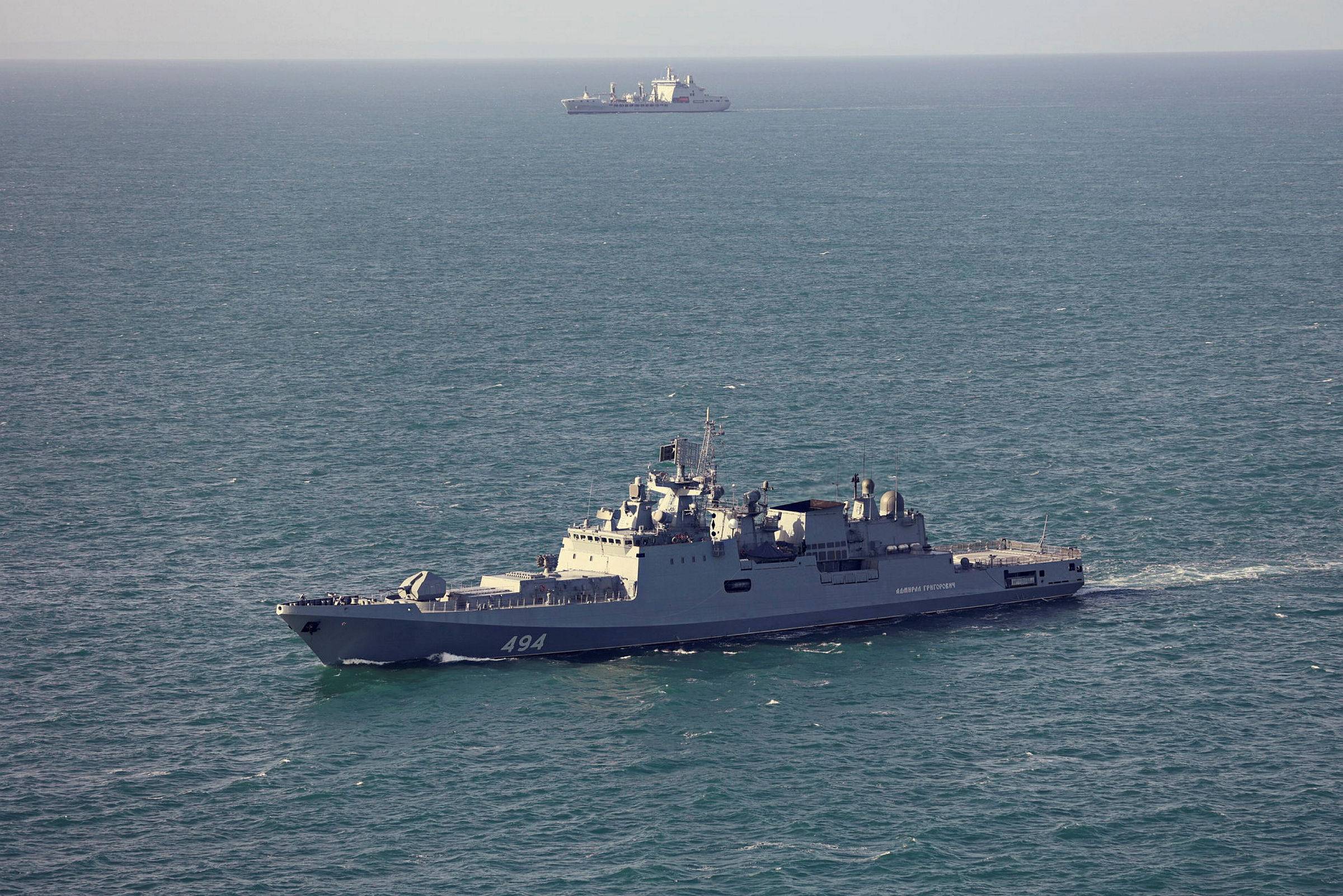 Navio de guerra russo dispara tiros de advertência perto de iate britânico
