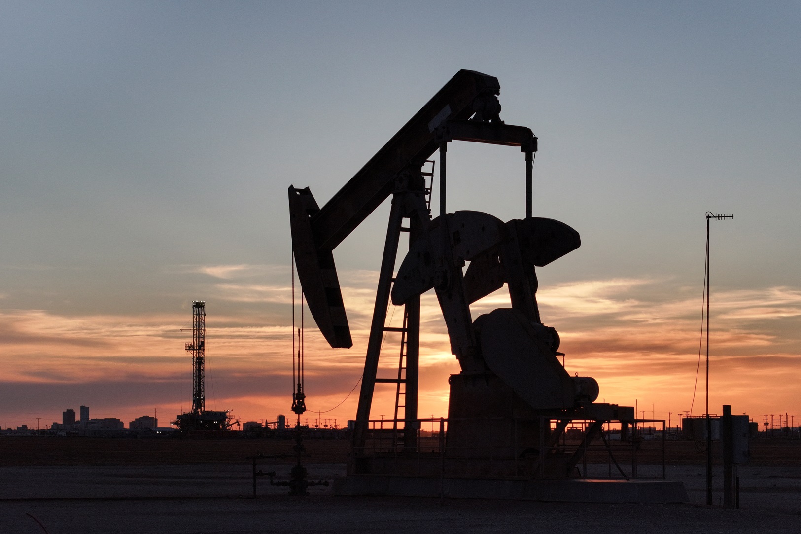 Petróleo cai quase 3% após Trump cancelar ataques contra o Irã