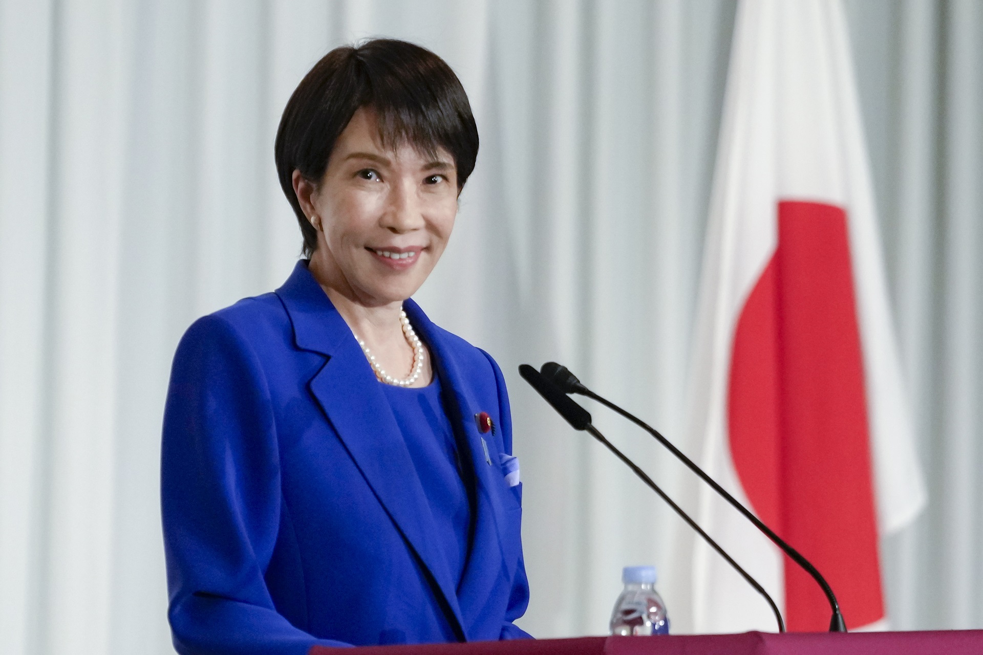 Primeira-ministra do Japão assina parceria tecnológica com Reino Unido