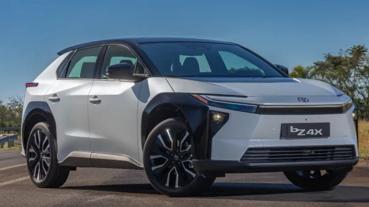 Primeiro carro 100% elétrico da Toyota chega ao Brasil; conheça o BZ4X