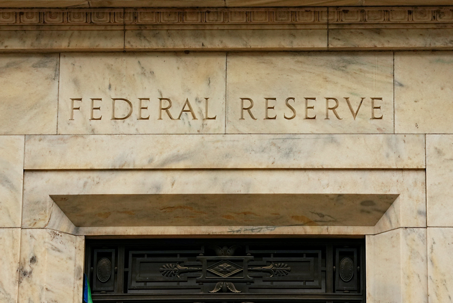 Quase metade das autoridades monetárias do Fed prevê aumento de juros em 2026