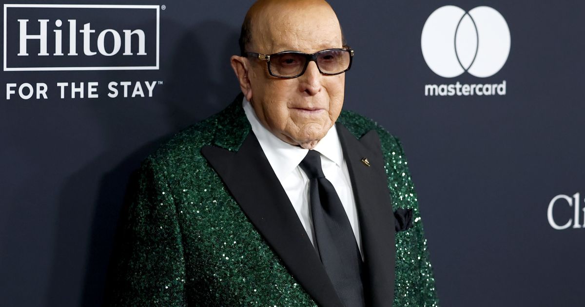Quem foi Clive Davis, titã da indústria musical que morreu aos 94 anos