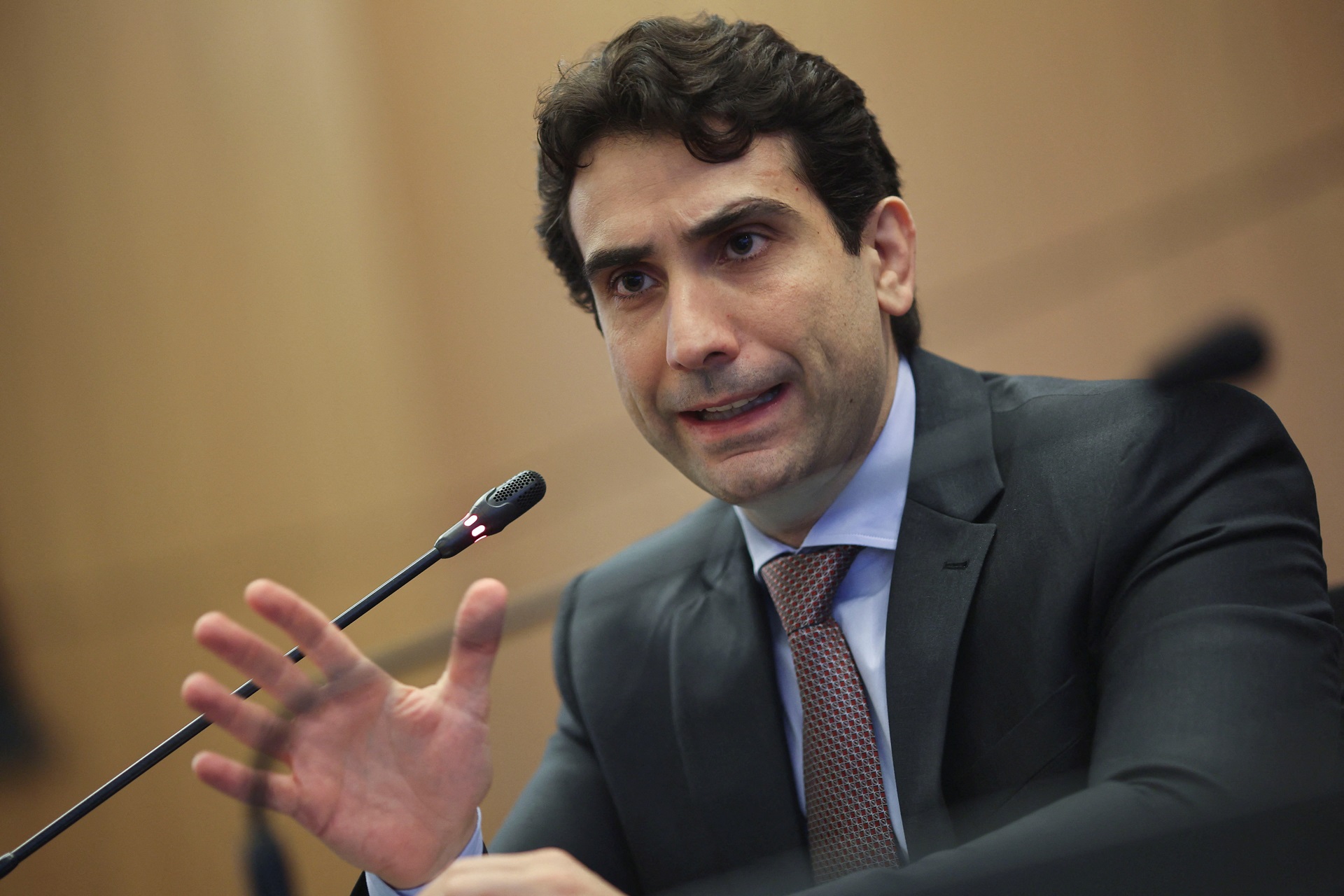 Saída para crescimento sustentável é integrar País às cadeias de IA, diz Galípolo