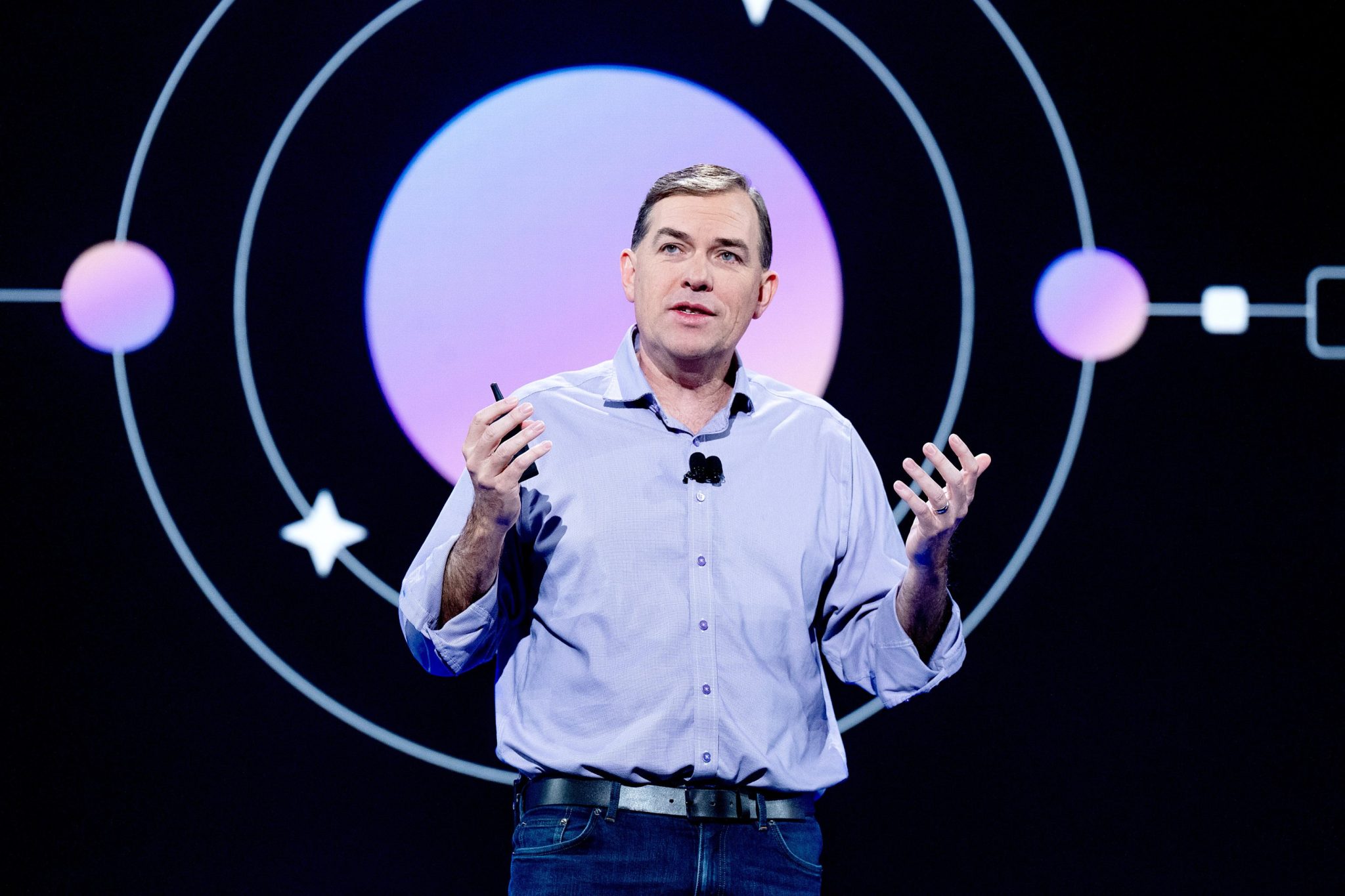 Substituir jovens pela IA pode fazer empresa “implodir”, diz CEO da AWS