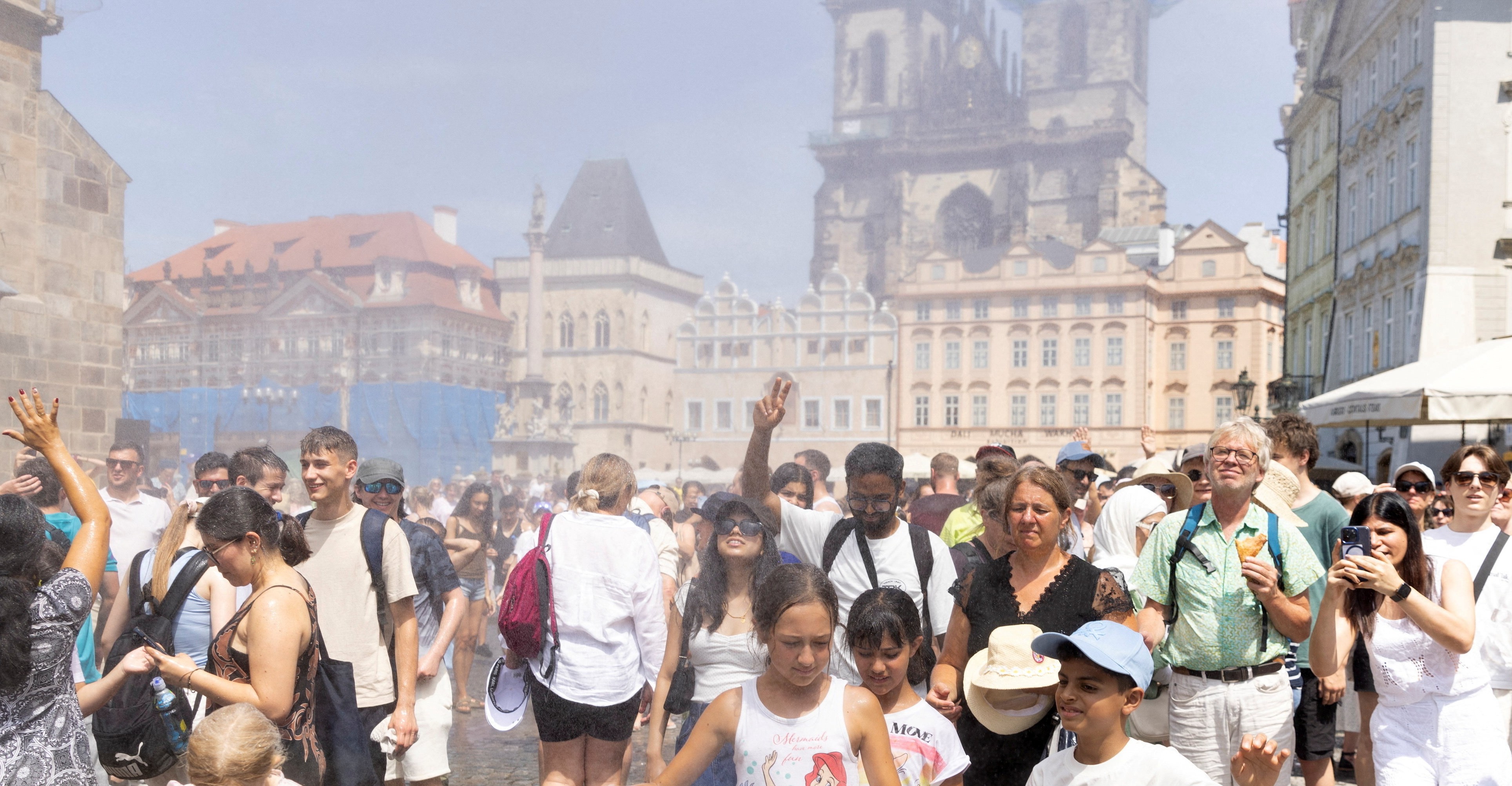 Sudeste da Europa sente efeitos da onda de calor; surgem incêndios florestais