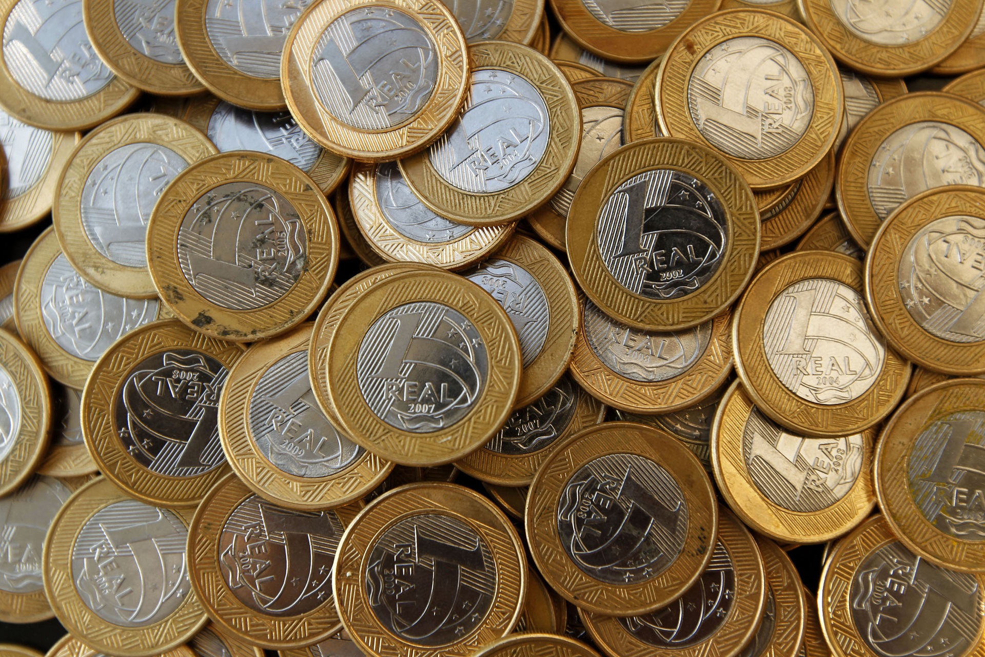 Taxas de juros futuros sobem com dólar e após ata sinalizar Selic alta por mais tempo