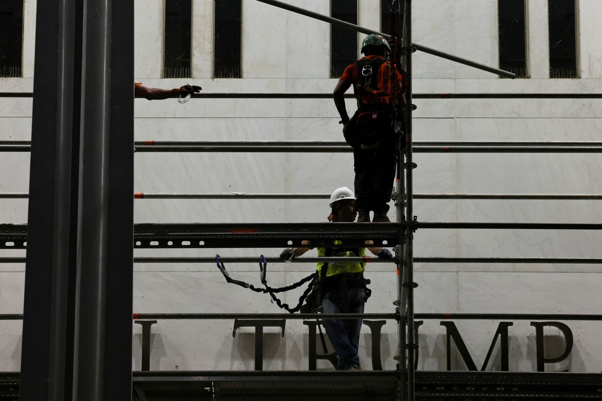Trabalhadores iniciam remoção do nome de Trump do Kennedy Center em meio a aplausos