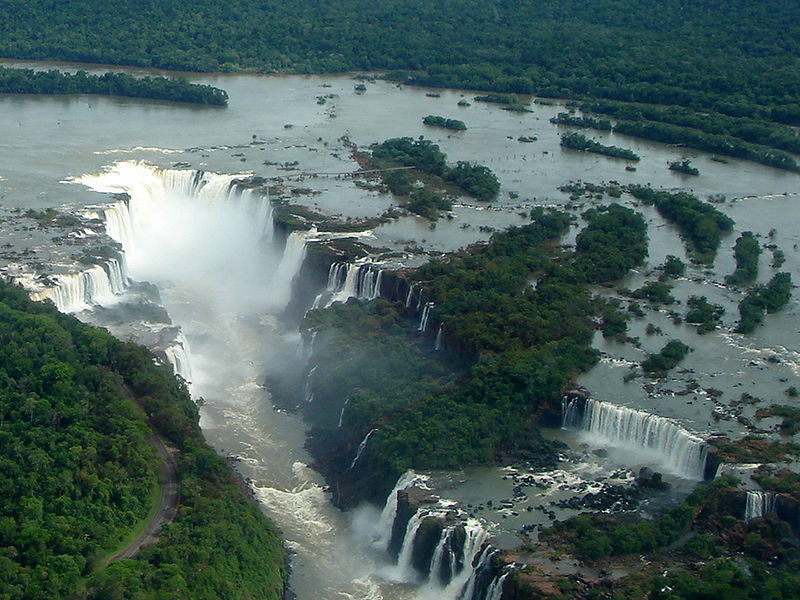 Turista pula nas Cataratas do Iguaçu para buscar celular e acaba retirado do parque