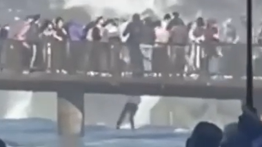 Vídeo: turista pula nas águas das Cataratas do Iguaçu para pegar celular