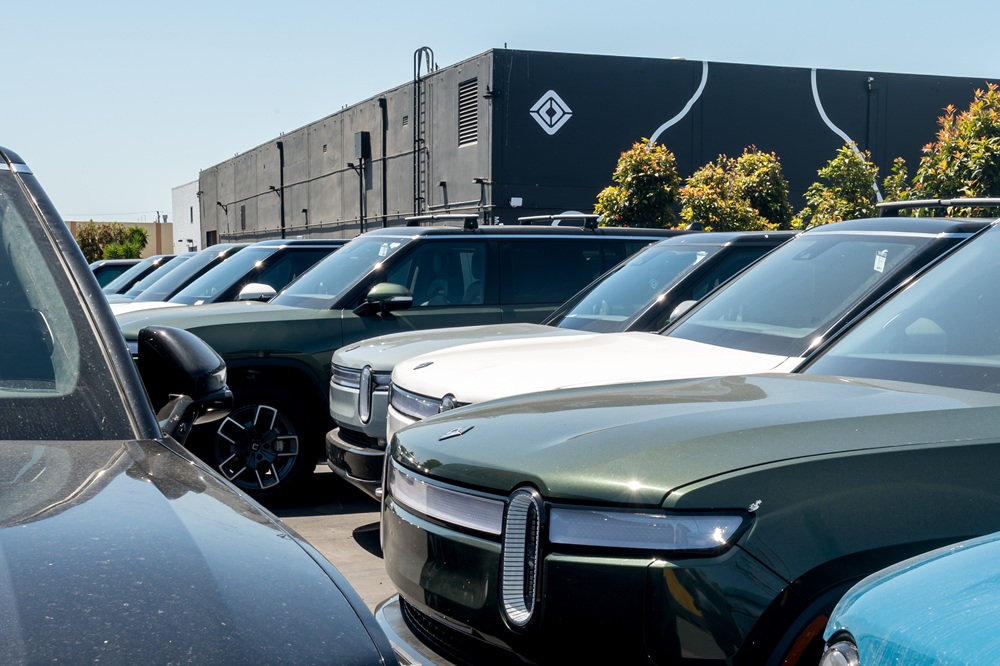 Ações da Rivian despencam após montadora anunciar oferta de US$ 1,5 bilhão