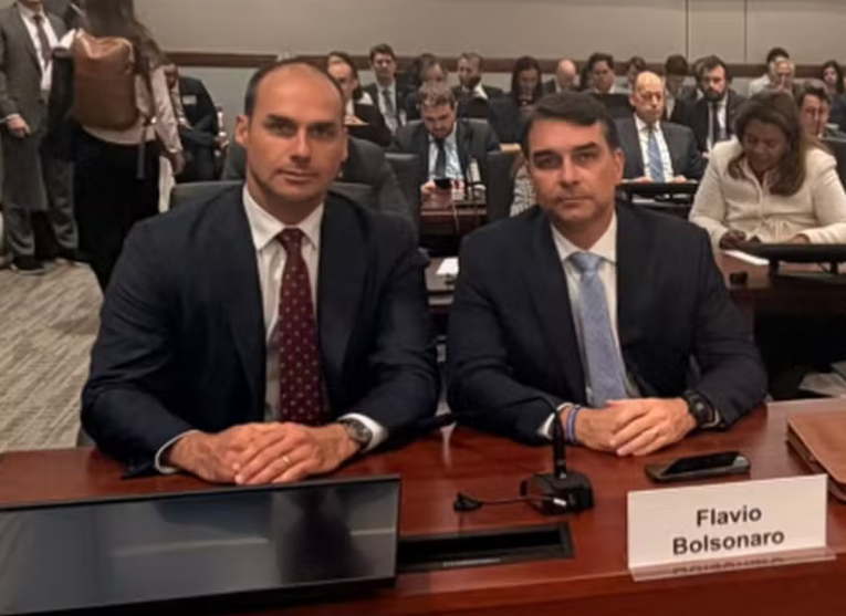 Ajustes de última hora e bronca por fotos: bastidores da audiência de Flávio nos EUA