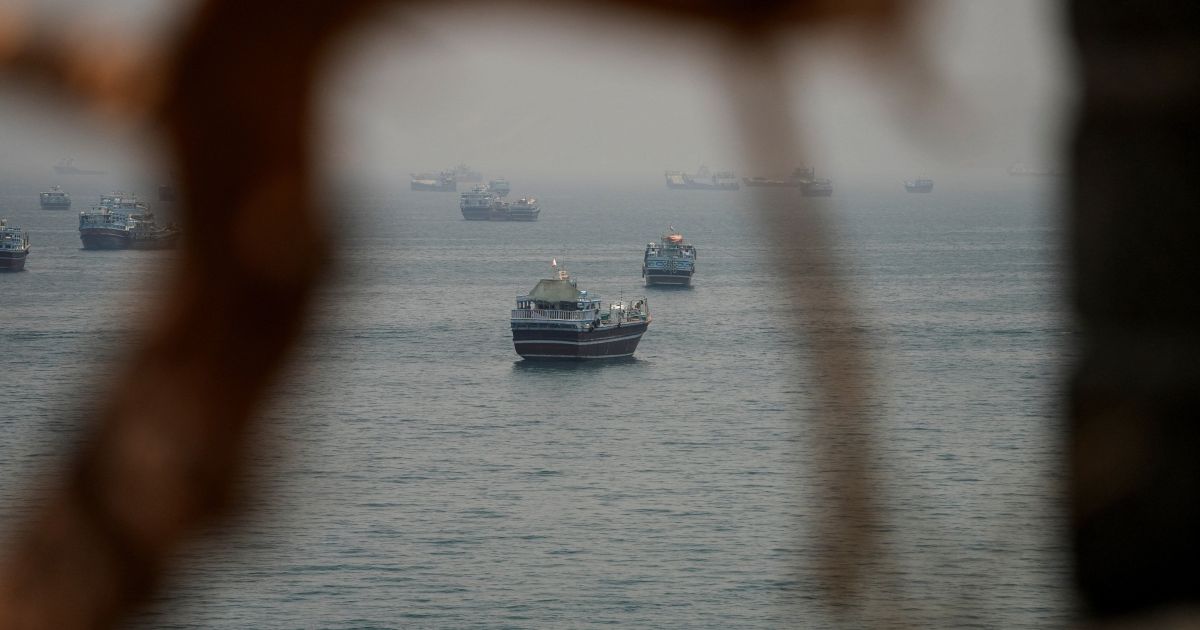 Ataque a navio no Estreito de Ormuz deixa um desaparecido e dez resgatados