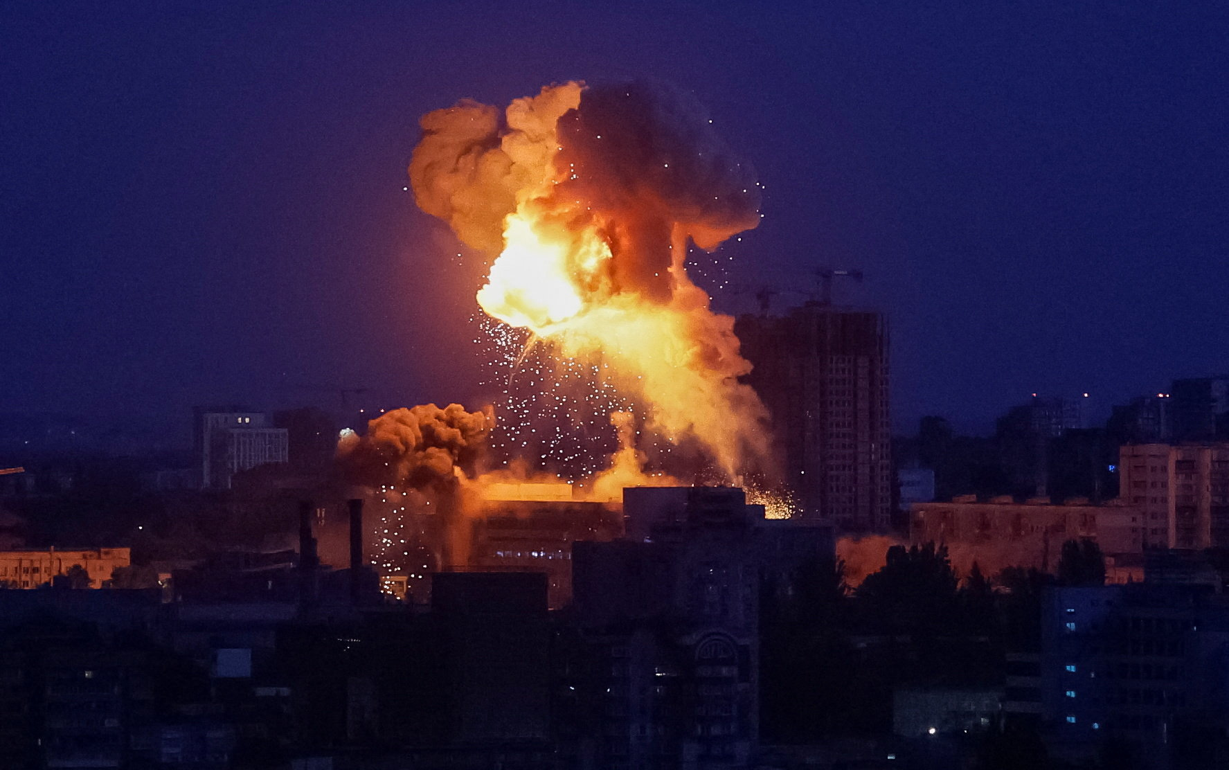 Ataques russos matam 12 em Kiev conforme a Ucrânia fica com poucas defesas aéreas