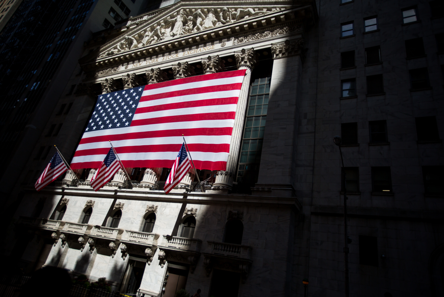 Bolsas de NY sobem com reação positiva à Amazon, mas Nasdaq e S&P 500 caem no mês